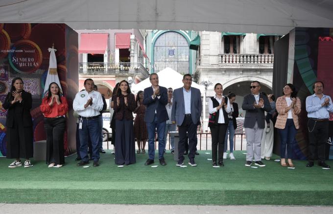 Inauguran el gobernador Sergio Salomón Céspedes y el alcalde José Chedraui primer  tapete monumental en el Zócalo