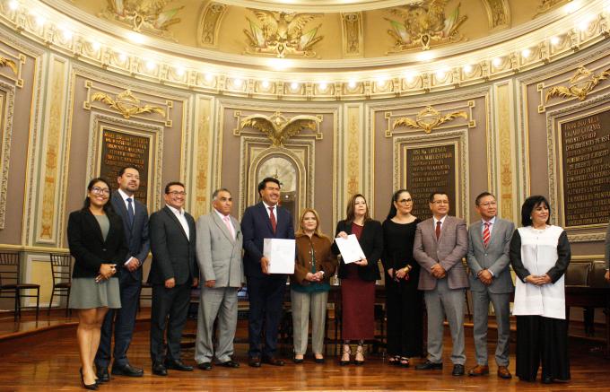 Entrega gobierno estatal Paquete Económico de Puebla 2025 al Congreso del Estado