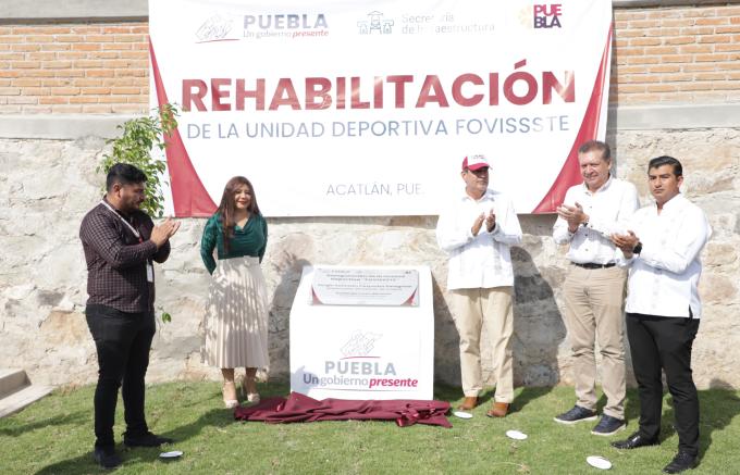 El gobernador Sergio Salomón Céspedes entregó obras de carreteras y educativas en Tehuitzingo, Acatlán de Osorio y Petlalcingo