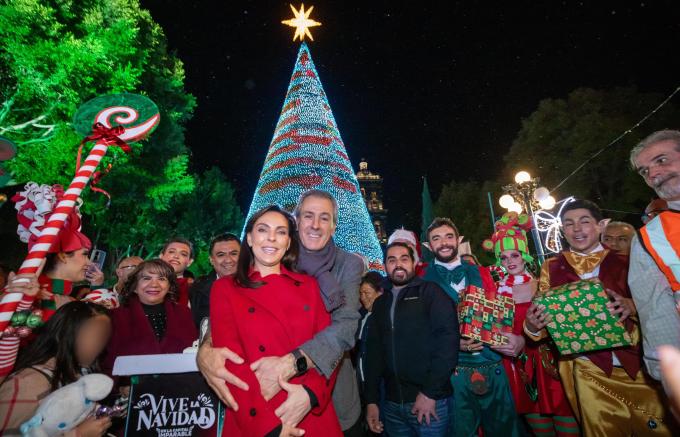El alcalde José Chedraui encabezó el encendido del Árbol de Navidad en el Zócalo de la Ciudad