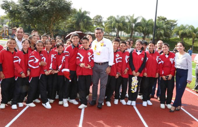 El gobernador Sergio Salomón Céspedes entregó rehabilitaciones de unidades deportivas en Hueytamalco
