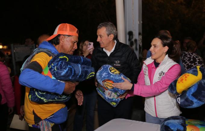 Durante las posadas en Santa María Xonacatepec e Ignacio Zaragoza el SMDIF entregó 600 frazadas a adultos mayores