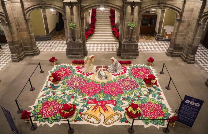 Nacimiento de talavera y alfombra artística adornan el Palacio Municipal