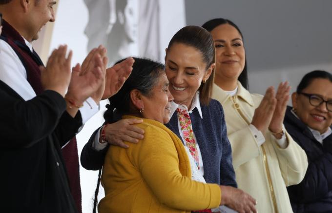 En Huauchinango, la presidenta Claudia Sheinbaum entregó nuevas tarjetas para la pensión Mujeres Bienestar