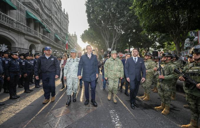 Encabezó el alcalde José Chedraui pase de lista a fuerzas municipales en el Zócalo de Puebla