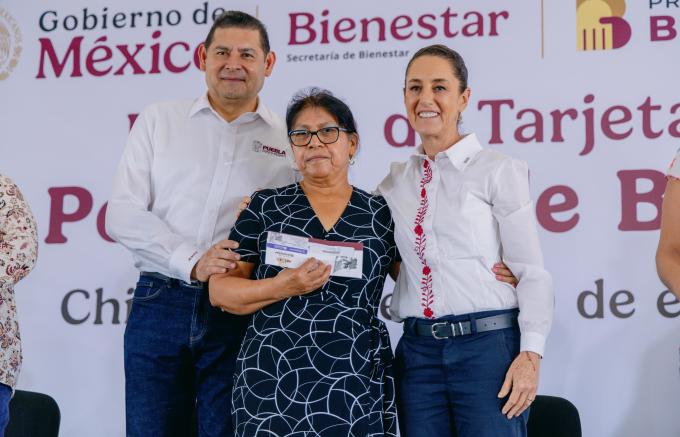 El gobernador Alejandro Armenta acompañó a la presidenta Claudia Sheinbaum durante su visita a Chinantla