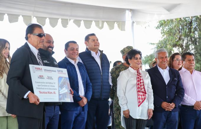 Entregó Gobierno Estatal certificados de obra educativa en San Martín Texmelucan