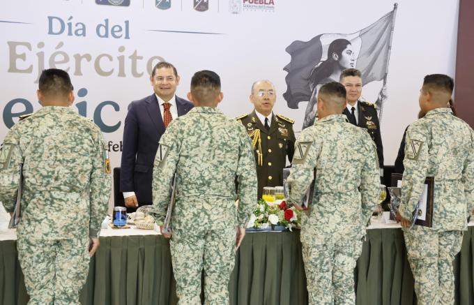 El gobernador asistió a la celebración del Día del Ejército Mexicano en la Escuela Militar de Sargentos de la XXV Zona Militar