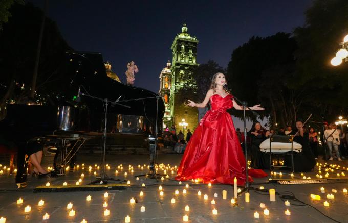 Se iluminó el corazón de Puebla con concierto "Zócalo entre velas"