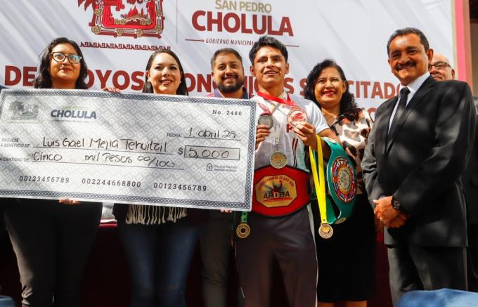 Encabezó la entrega de apoyos económicos en el marco del programa "Escuchando a Cholula", la alcaldesa Tonantzin Fernández
