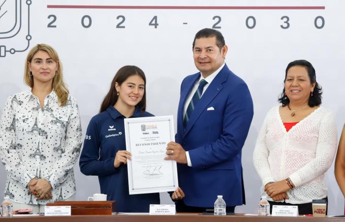 El gobernador Alejandro Armenta reconoció a nadadora poblana por su participación internacional
