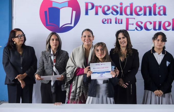 La presidenta municipal, Guadalupe Cuautle Torres entregó reconocimientos y tuvo una convivencia con estudiantes del Bachillerato Unidad Educativa Blandina Torres de Marín