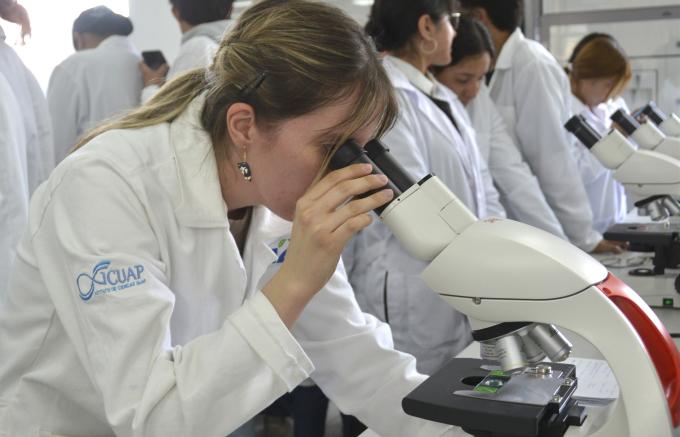 Entrega Rectora Lilia Cedillo 50 microscopios para laboratorios en CU2