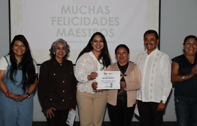 Tonantzin Fernández reconoció la labor docente en espacios comunitarios de San Pedro Cholula