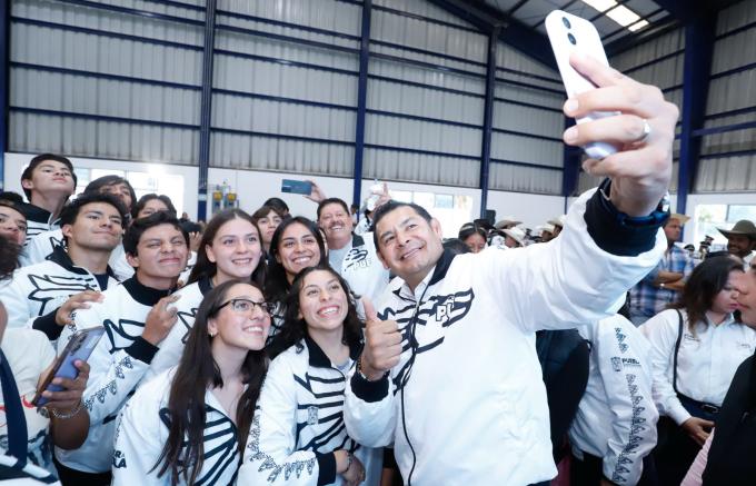 El gobernador Alejandro Armenta entregó uniformes a la Delegación de Puebla rumbo a la Olimpiada CONADE