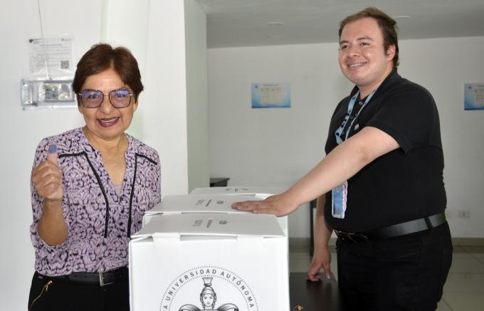 La Rectora Lilia Cedillo emitió su voto para la elección del nuevo Consejo Universitario