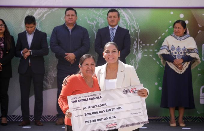 La presidenta municipal de San Andrés Cholula, Guadalupe Cuautle, encabezó la ceremonia cívica correspondiente al mes de junio