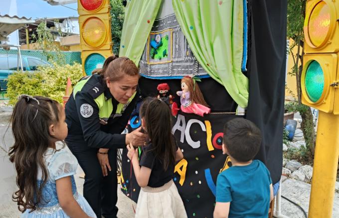 Policía de San Pedro Cholula promueve ciberseguridad infantil y educación vial a través de actividades lúdicas