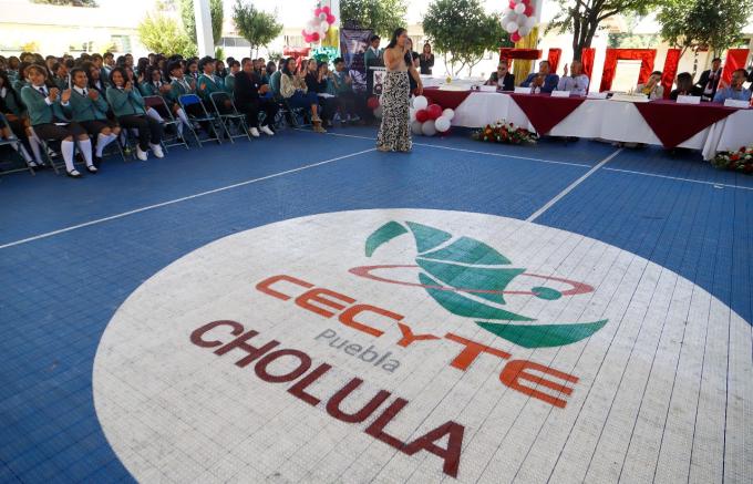 La alcaldesa de San Pedro Cholula, Tonantzin Fernández, asistió al 15° aniversario del CECyTE