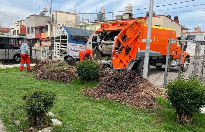 Mantiene Gobierno de la Ciudad trabajos de limpieza urbana en la capital