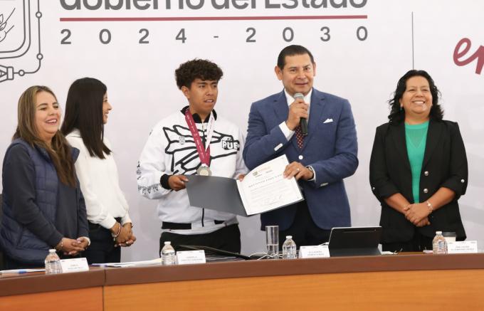 Gobierno del Estado reconoce logros deportivos en la CONADE