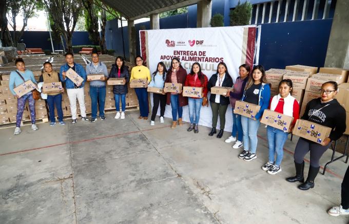 Encabezó la entrega de paquetes alimentarios del programa de desayunos escolares en su modalidad fría, la presidenta municipal de San Pedro Cholula, Tonantzin Fernández