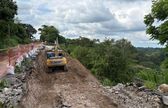 Con maquinaria Gobierno de Puebla trabaja en el camino Hueytamalco – San José Acateno
