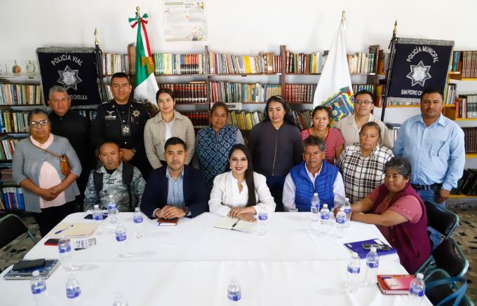 La alcaldesa de San Pedro Cholula, Tonantzin Fernández, encabezó una mesa de trabajo en materia de seguridad en la Junta Auxiliar de San Agustín Calvario