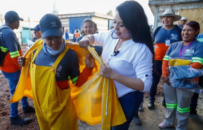 Entregó kits de protección a trabajadores del Organismo Operador del Servicio de Limpia la presidenta de San Pedro Cholula, Tonantzin Fernández