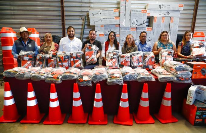 La presidenta Tonantzin Fernández, entregó nuevos kits personales y herramientas de trabajo a los trabajadores de los departamentos de Mantenimiento y Parques y Jardines