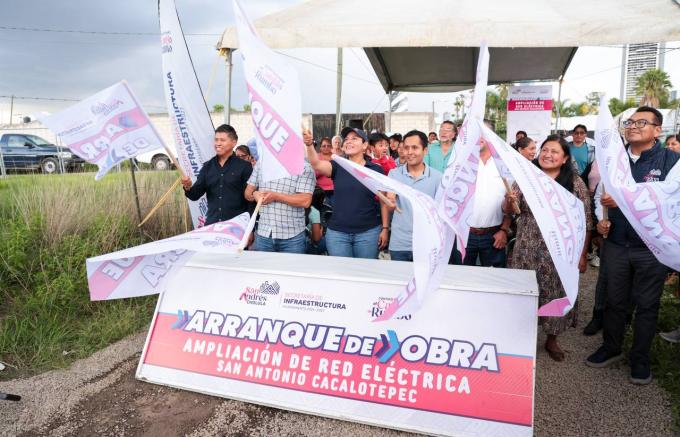 La alcaldesa Guadalupe Cuautle, dio el banderazo a la obra de ampliación de la red eléctrica en diversas calles de la junta auxiliar de San Antonio Cacalotepec 