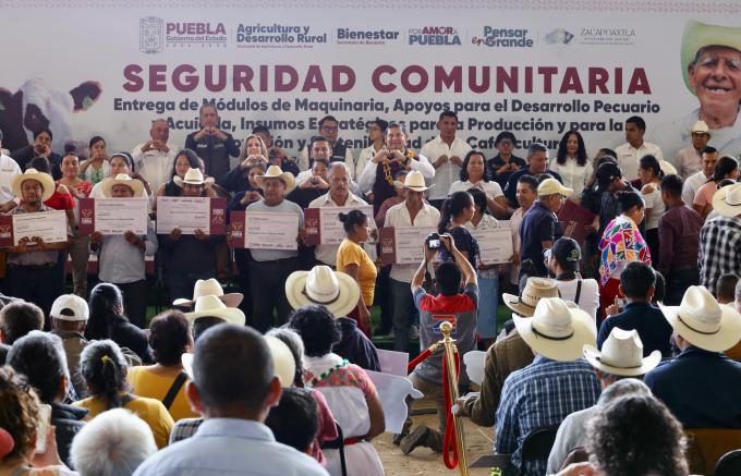 Campesinos de la microrregión de Zacapoaxtla recibieron un Módulo de Maquinaria y apoyos para el desarrollo pecuario y acuícola por parte del Gobierno Estatal