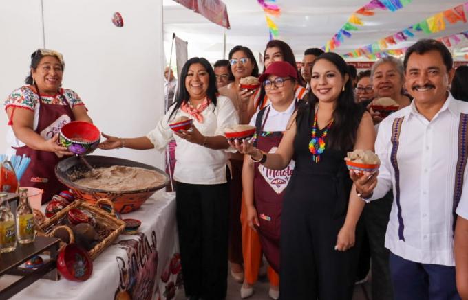 La presidenta municipal de San Pedro Cholula, Tonantzin Fernández, inauguró la Feria del Molote 2025 