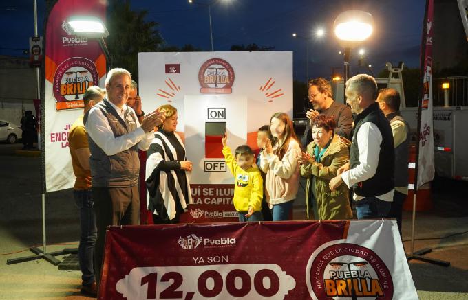 En San Isidro Castillotla, Puebla Brilla llegó a 12 mil luminarias modernizadas en menos de un año
