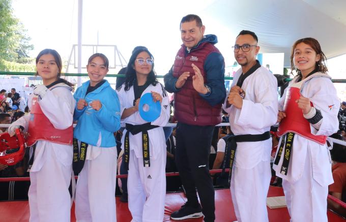 Se llevó a cabo la jornada Tejiendo Paz en el Deportivo Romero Vargas.