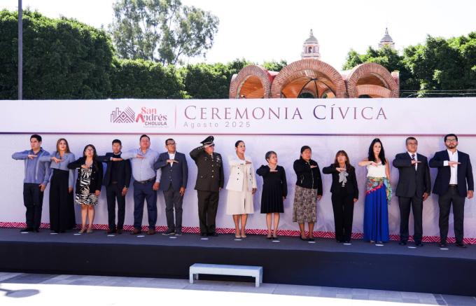 La alcaldesa Guadalupe Cuautle Torres, encabezó la ceremonia cívica del mes de agosto en la Explanada del Zócalo Municipal