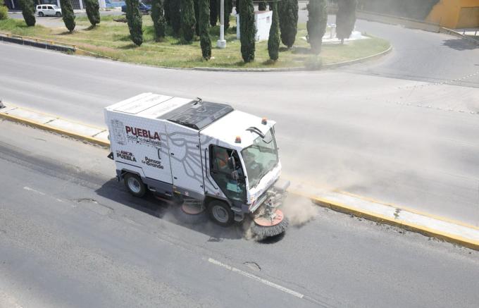 Intensifica Gobierno Estatal barrido mecánico en Puebla Capital para mejorar imagen urbana 