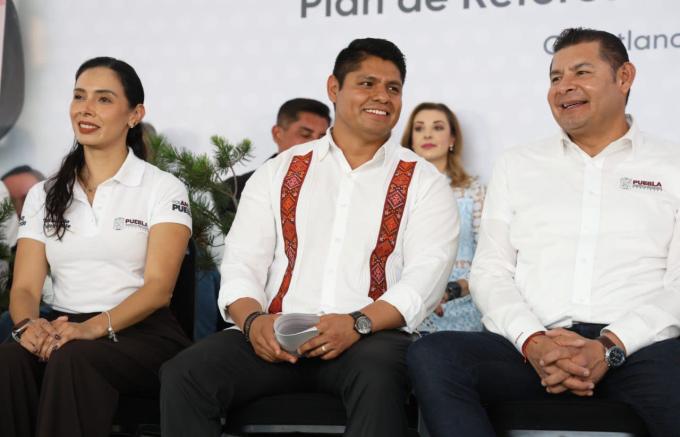 El presidente municipal de Cuautlancingo, Omar Muñoz realizó la entrega simbólica de fertilizante y tinacos