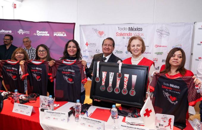 Presentan San Andrés Cholula y Cruz Roja Puebla playera y medalla de la Carrera Nacional Todo México Salvando Vidas 2025