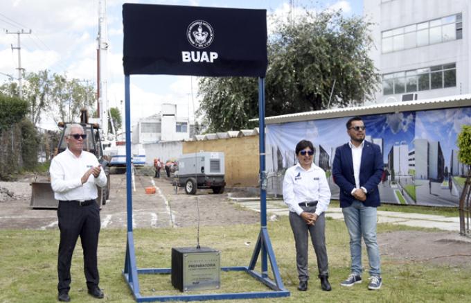 Rectora Lilia Cedillo coloca primera piedra de un nuevo edificio para la Preparatoria Lázaro Cárdenas del Río