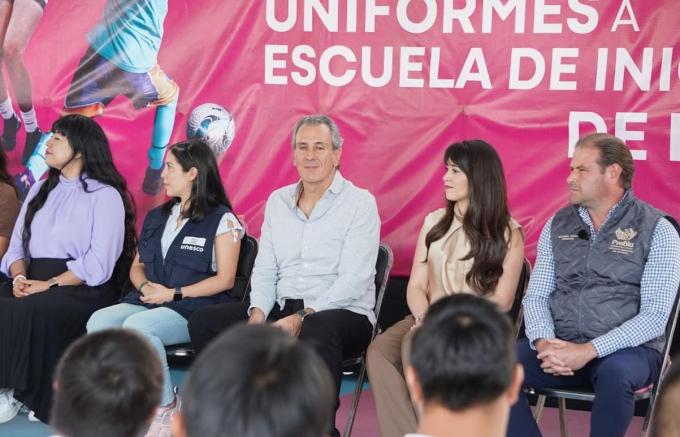 Entregó Ayuntamiento de Puebla uniformes a beneficiarios de las Escuelas de Iniciación de Futbol