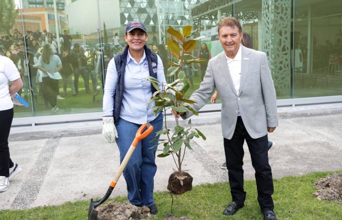 La presidenta municipal Guadalupe Cuautle encabezó la jornada de reforestación Semillas del Futuro 2025 en la Universidad UNILOMAS