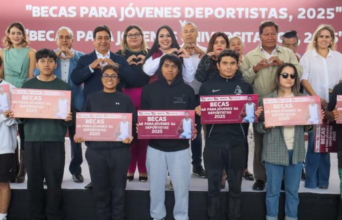 Entregó la alcaldesa Tonantzin Fernández becas a jóvenes estudiantes y deportistas de San Pedro Cholula