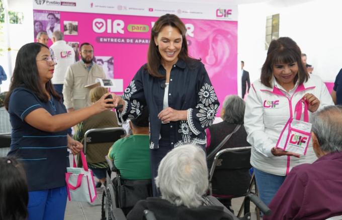 Entregaron el alcalde José Chedraui y la presidenta del SMDIF, Maria Elise Budib aparatos auditivos a personas con discapacidad