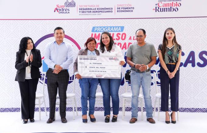La alcaldesa Guadalupe Cuautle entregó apoyos económicos a las personas beneficiarias del programa “Impulso a las actividades productivas locales”