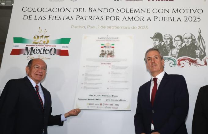 Colocó el alcalde José Chedraui Bando Solemne de las Fiestas Patrias 2025 en el Palacio Municipal