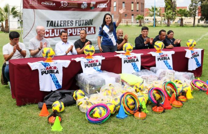 Inauguró la alcaldesa Tonantzin Fernández talleres de fútbol del Club Puebla en San Pedro Cholula