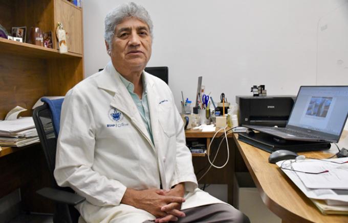 Investigador del ICUAP estudia bacteria capaz de descomponer PET