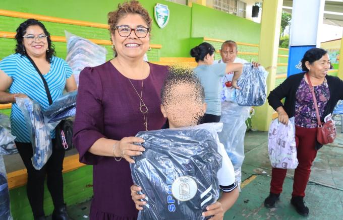 Continúa la entrega de kits escolares por el Gobierno Municipal de Cuautlancingo