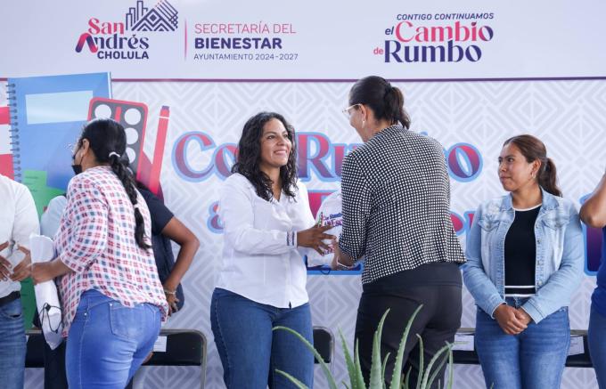 Continúa la alcaldesa Guadalupe Cuautle Torres con la entrega de kits de útiles escolares gratuitos